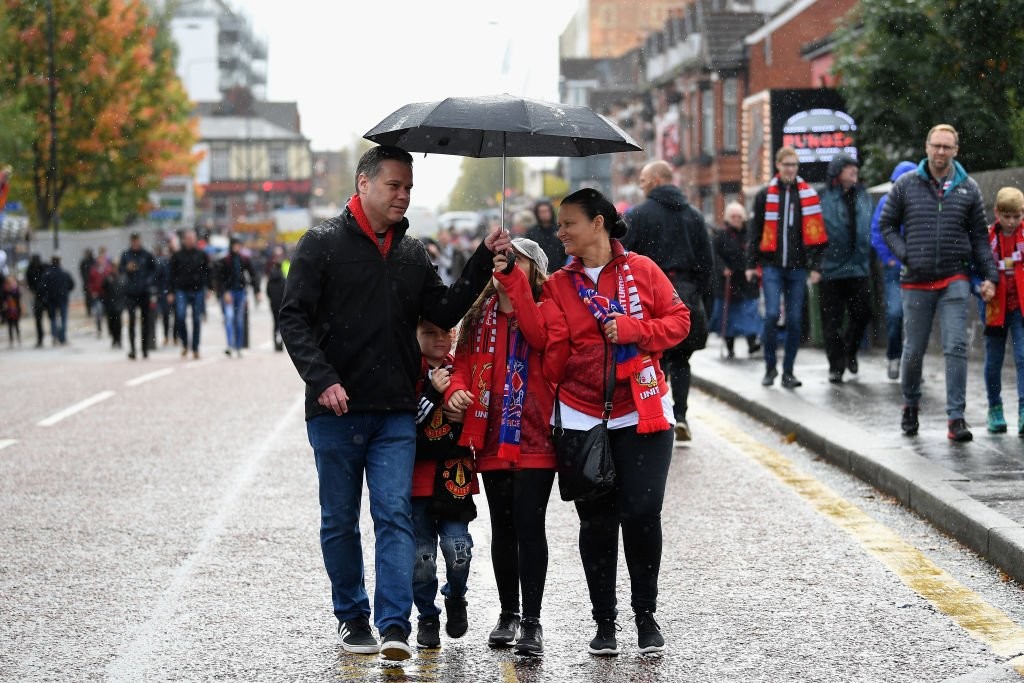 CĐV M.U nô nức đến Old Trafford, sẵn sàng 