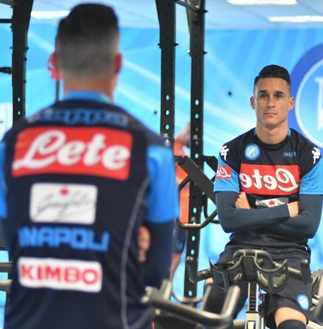 Cựu sao Real trầm tư ngắm mình trong gương - Bóng Đá