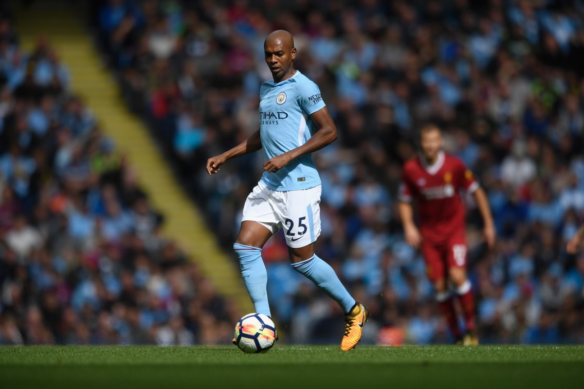 Pep Guardiola đảm bảo tương lai Fernandinho - Bóng Đá