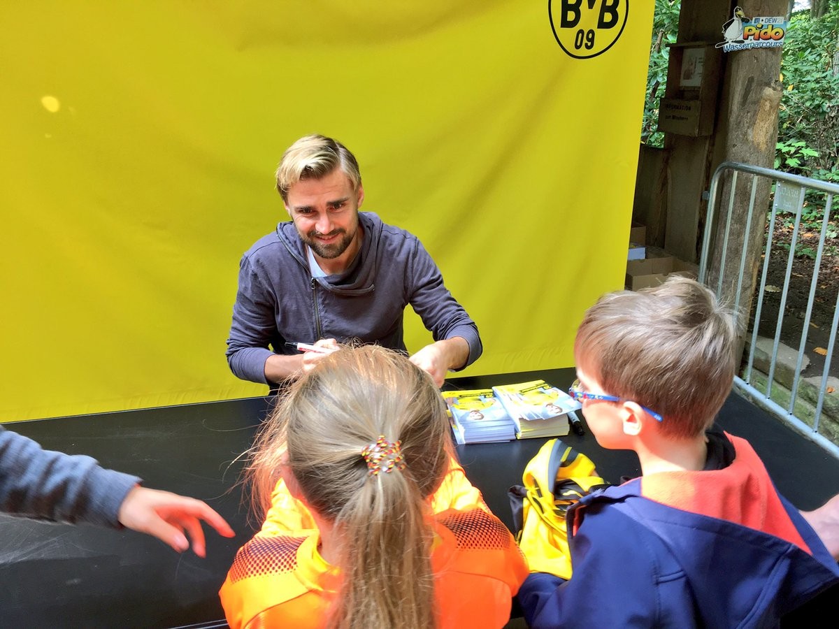 Chấn thương, hai 'anh đại' Dortmund rủ nhau vào sở thú - Bóng Đá