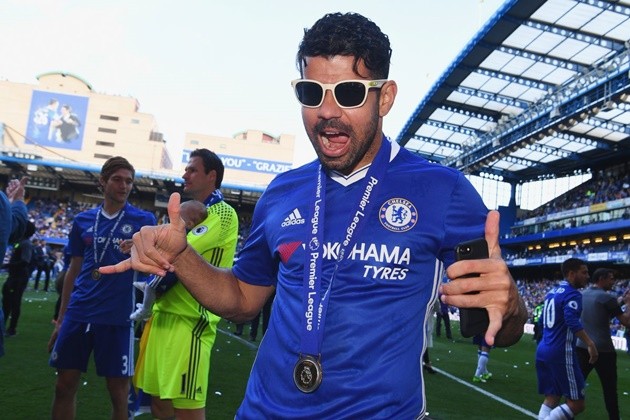 Diego Costa rạng ngời ở sân bay, sẵn sàng 