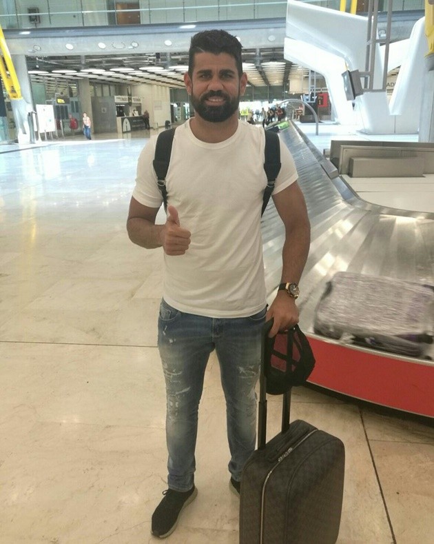 Diego Costa rạng ngời ở sân bay, sẵn sàng 