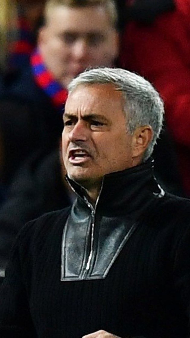 Ăn mặc cực ngầu, Mourinho giống nhân vật 