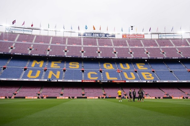 Cửa đóng - then cài trong trận Barcelona - Las Palmas - Bóng Đá