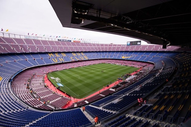 Cửa đóng - then cài trong trận Barcelona - Las Palmas - Bóng Đá