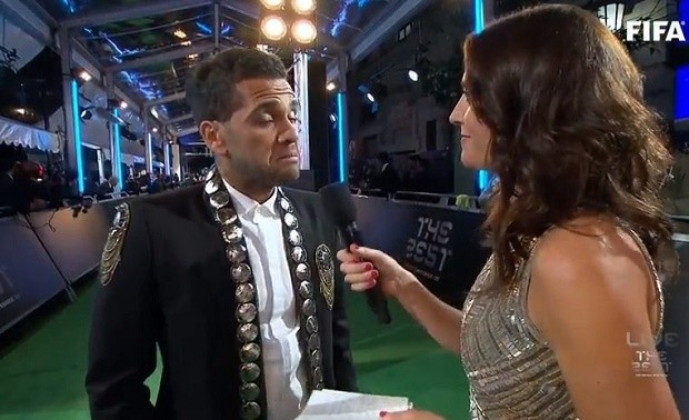 Dani Alves troll chủ tịch Real Madrid tại lễ trao giải FIFA The Best - Bóng Đá