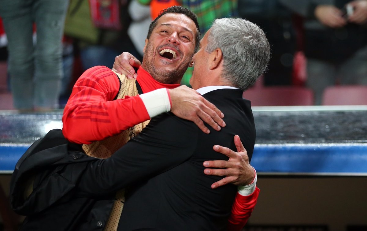 Những cái ôm nồng thắm của dàn sao M.U trên sân Benfica - Bóng Đá