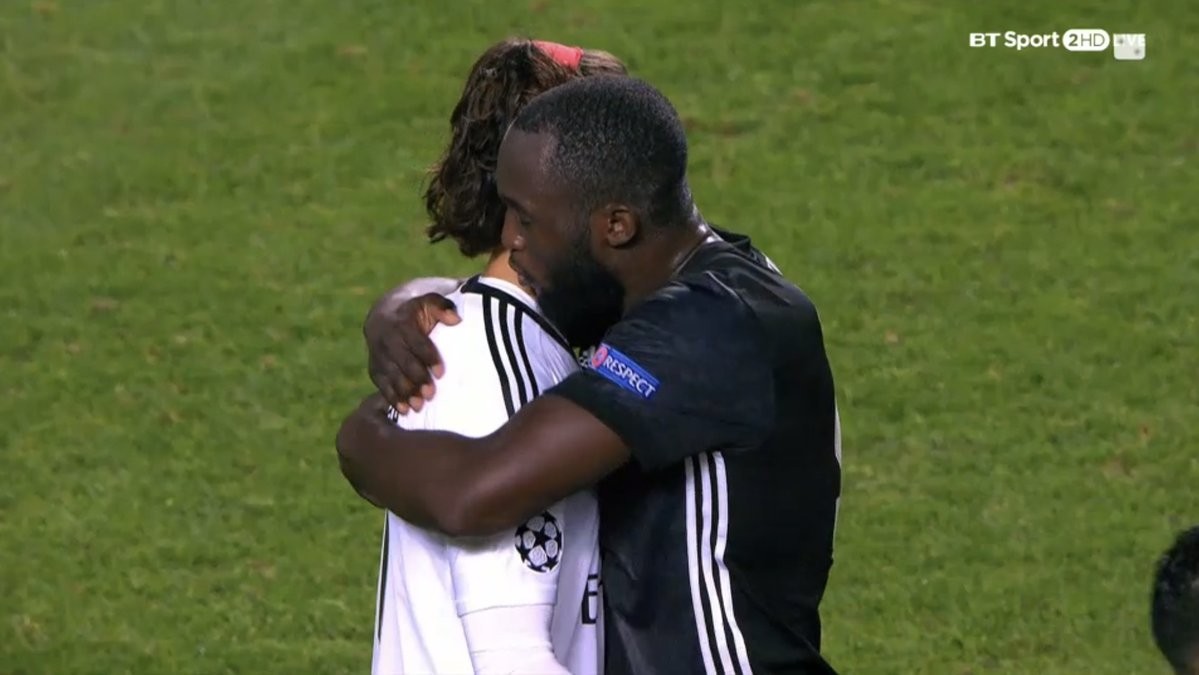 Những cái ôm nồng thắm của dàn sao M.U trên sân Benfica - Bóng Đá