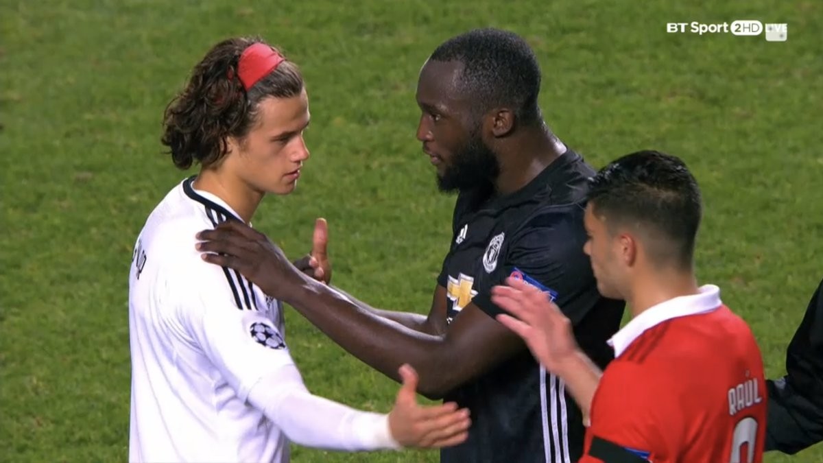 Những cái ôm nồng thắm của dàn sao M.U trên sân Benfica - Bóng Đá