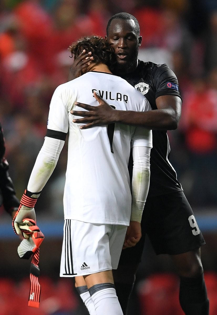 Những cái ôm nồng thắm của dàn sao M.U trên sân Benfica - Bóng Đá