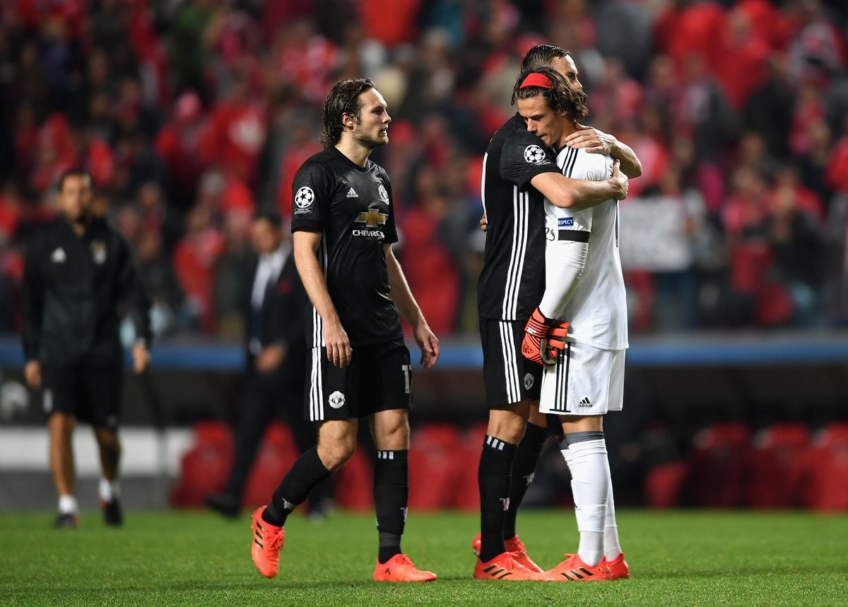 Những cái ôm nồng thắm của dàn sao M.U trên sân Benfica - Bóng Đá