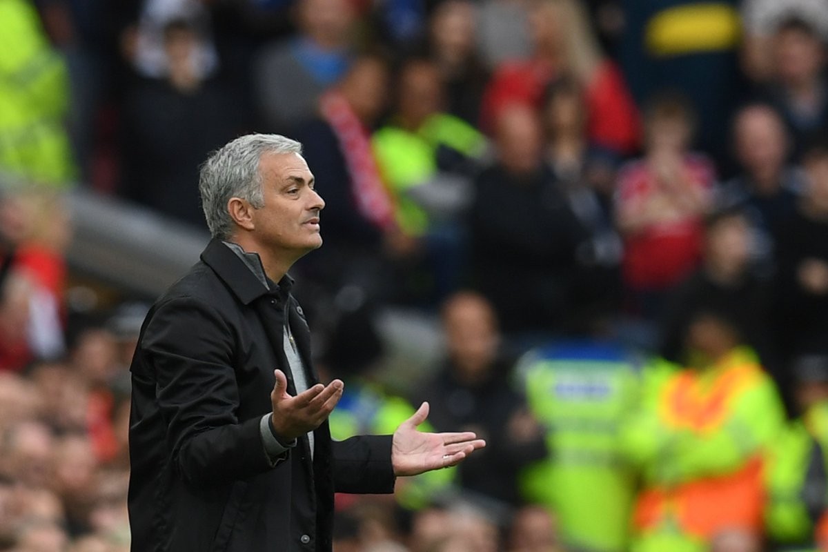 Sau đúng 1 năm, xe buýt của Mourinho bị đánh sập - Bóng Đá