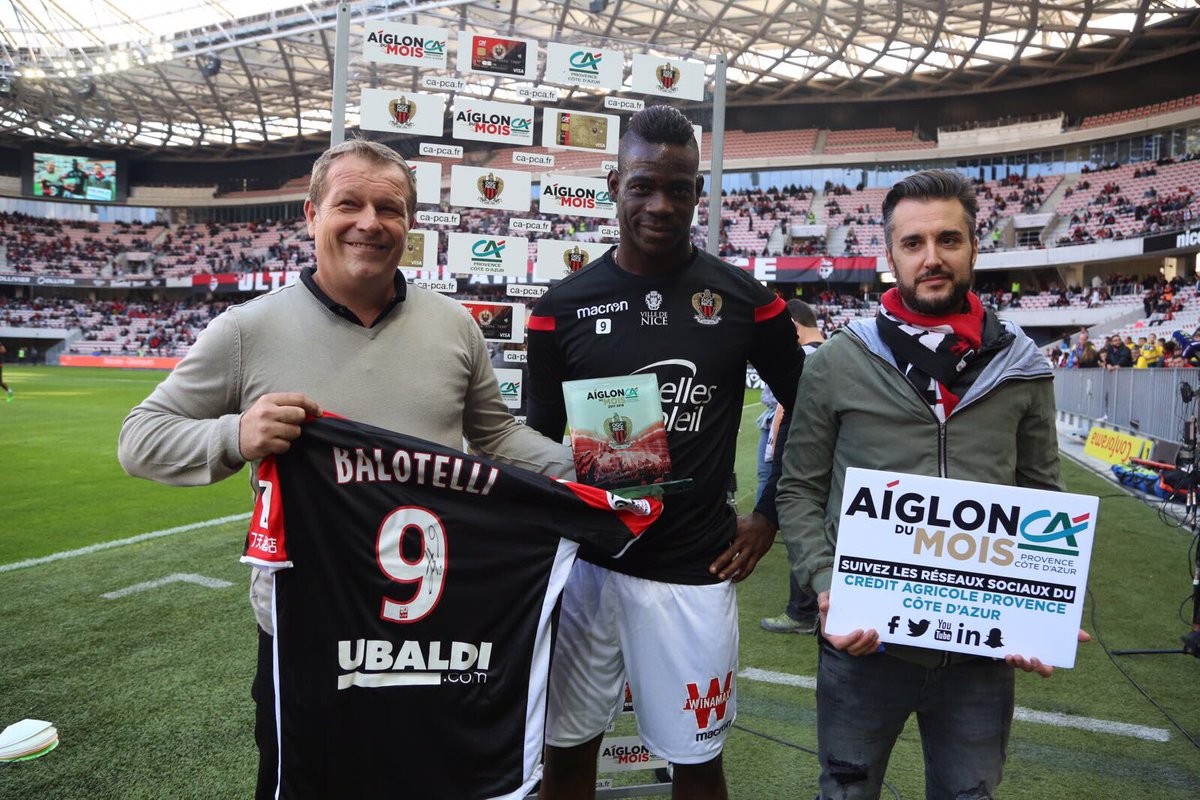 Balotelli lại gây 