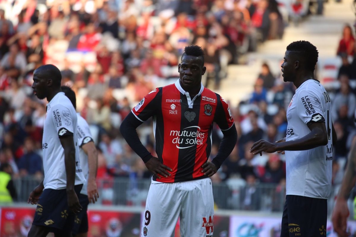 Balotelli lại gây 