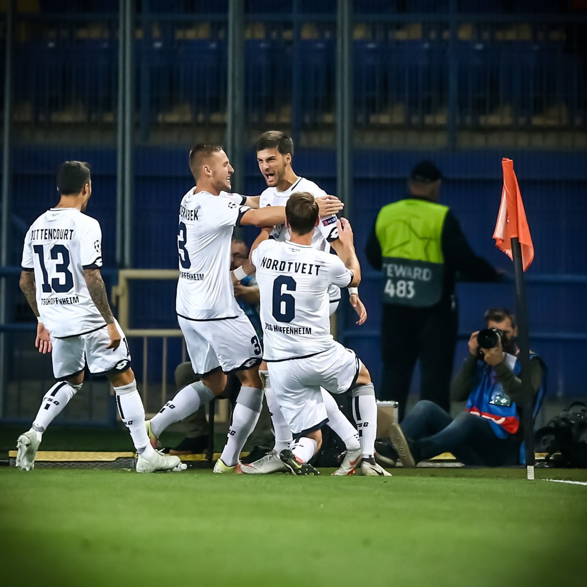 Tổng hợp Champions League: Ngoại hạng Anh tệ nhất; Người Đức nở nụ cười tươi - Bóng Đá