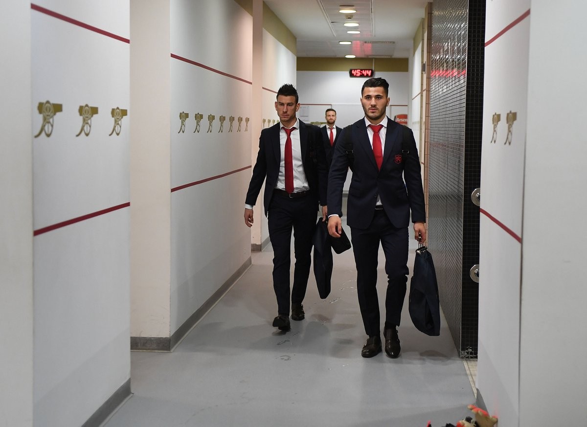 An ninh dày đặc bên ngoài sân Emirates trước đại chiến - Bóng Đá