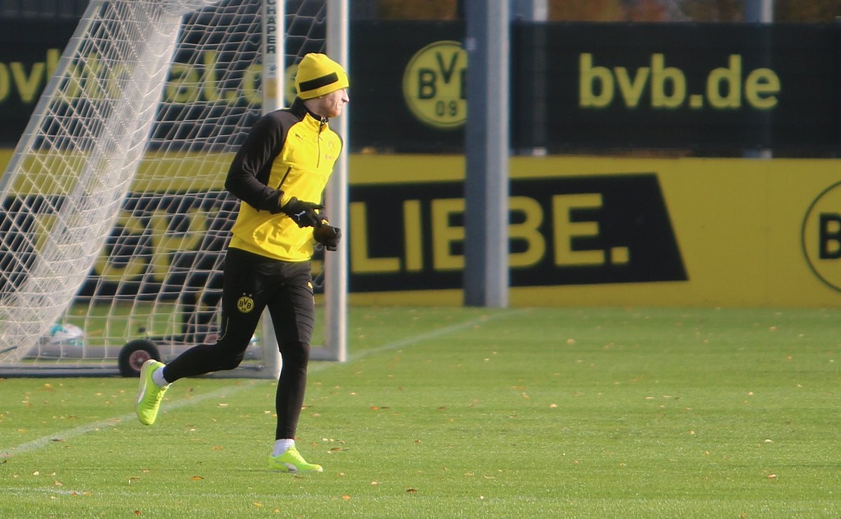 Reus chạy ngoài đường pitch, hướng anh nhìn về phía đồng đội - Bóng Đá