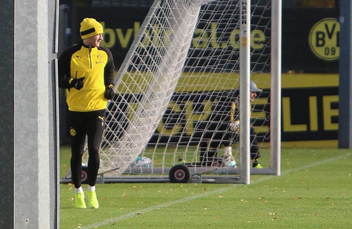 Reus chạy ngoài đường pitch, hướng anh nhìn về phía đồng đội - Bóng Đá