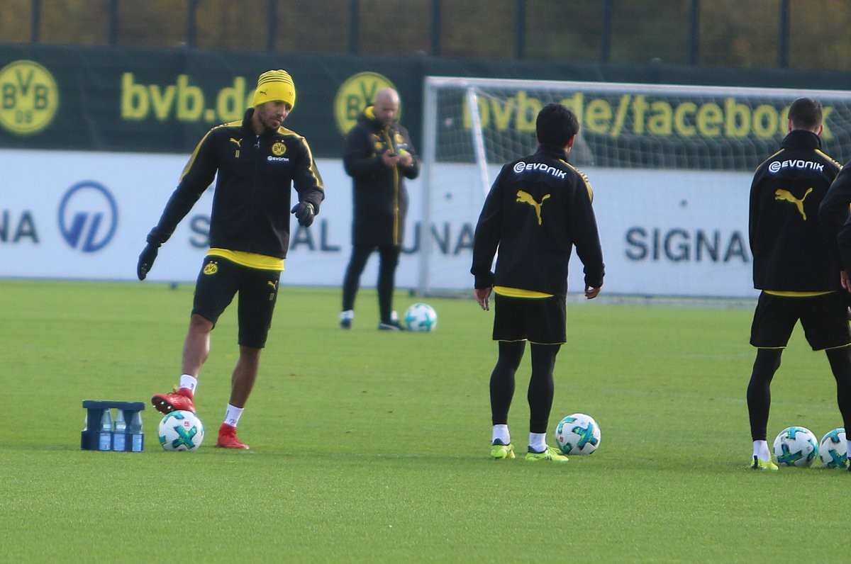 Reus chạy ngoài đường pitch, hướng anh nhìn về phía đồng đội - Bóng Đá