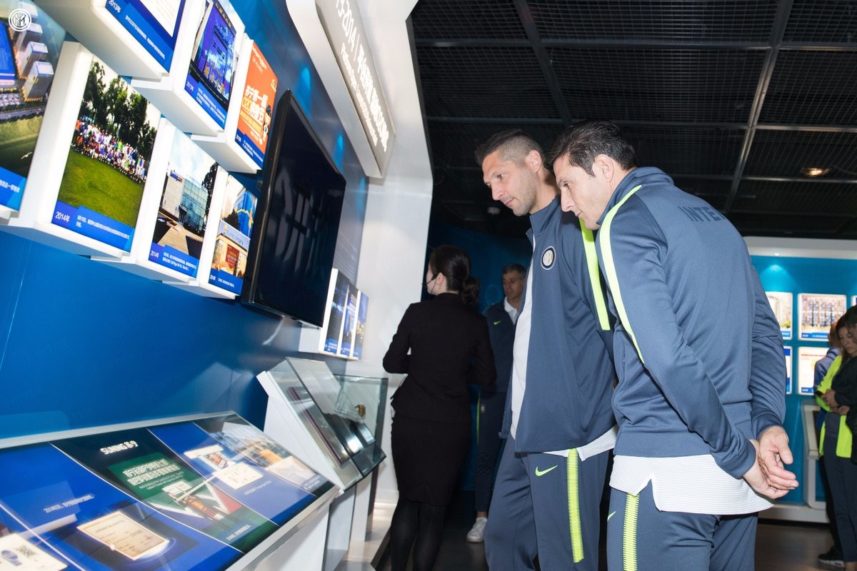 Javier Zanetti trẻ trung như 'nam thần' giữa những ông bạn già - Bóng Đá