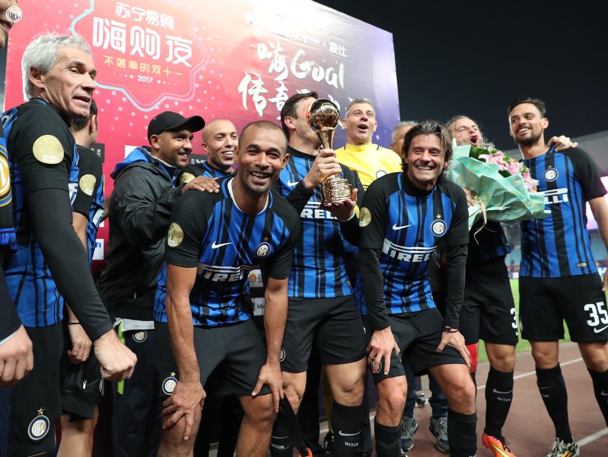 Javier Zanetti trẻ trung như 'nam thần' giữa những ông bạn già - Bóng Đá