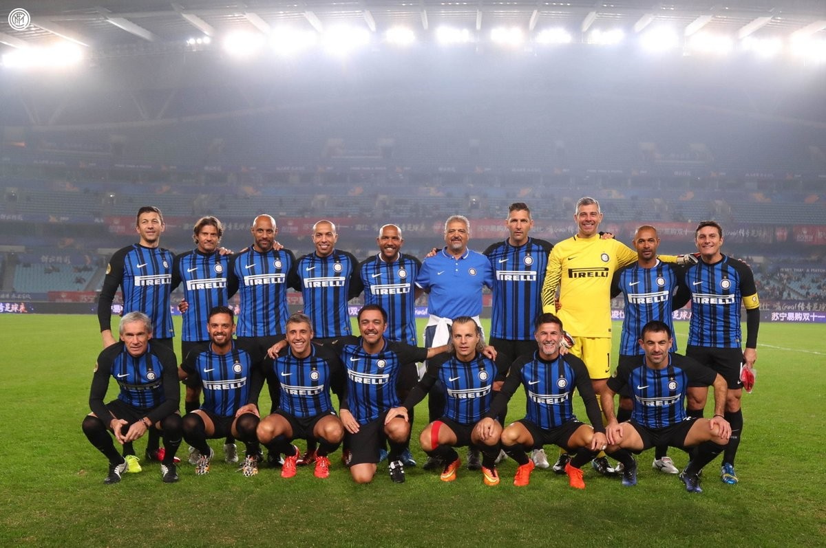 Javier Zanetti trẻ trung như 'nam thần' giữa những ông bạn già - Bóng Đá