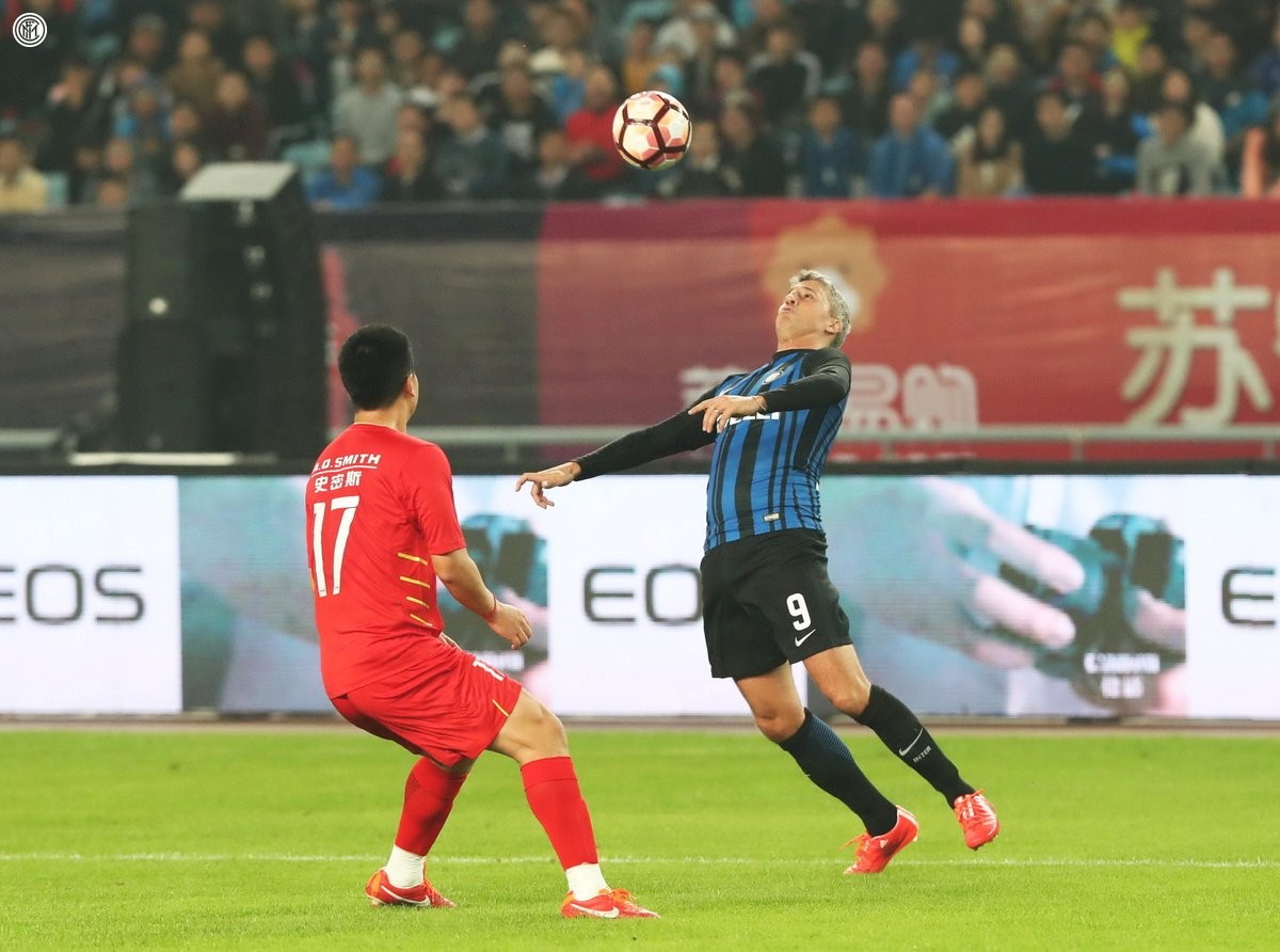 Javier Zanetti trẻ trung như 'nam thần' giữa những ông bạn già - Bóng Đá