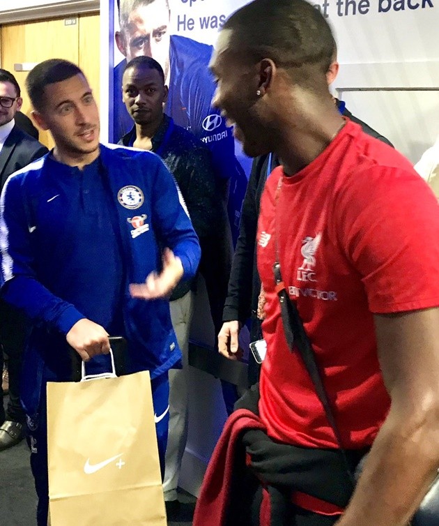 Hazard gửi thông điệp trong đường hầm đến Sturridge - Bóng Đá