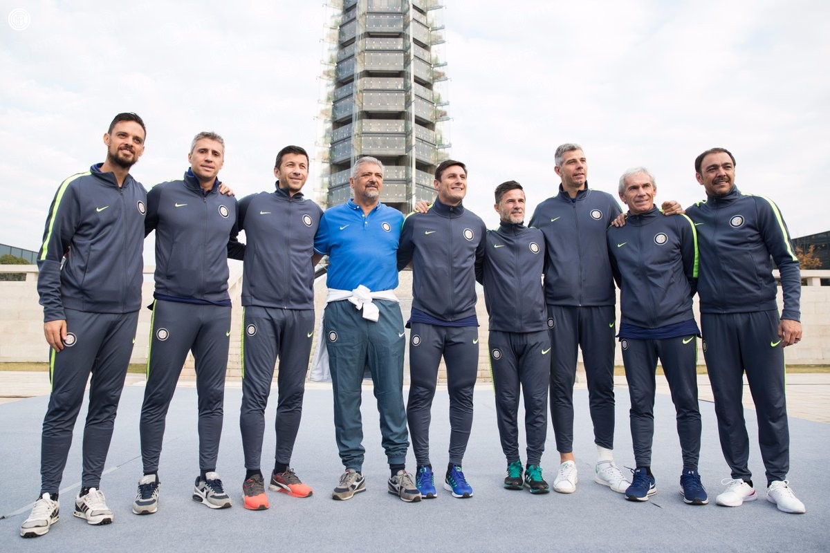 Javier Zanetti trẻ trung như 'nam thần' giữa những ông bạn già - Bóng Đá