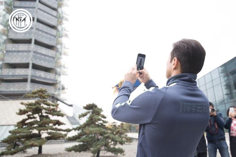 Javier Zanetti trẻ trung như 'nam thần' giữa những ông bạn già - Bóng Đá