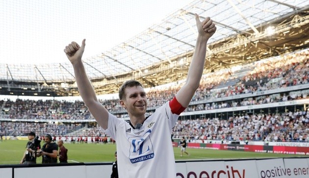 Ảnh Mertesacker chia tay đẫm nước mắt - Bóng Đá