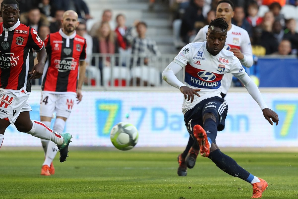 Balotelli cúi đầu, Depay ăn mừng 