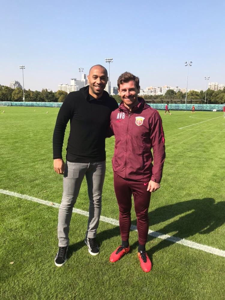 Henry động viên Oscar và Hulk trước trận cầu sinh tử - Bóng Đá