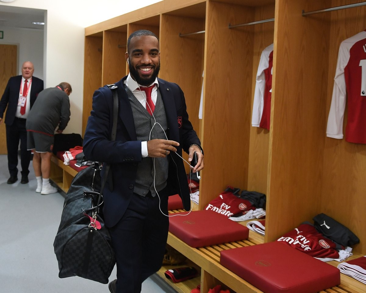 Lacazette tươi như hoa, làm tất cả sửng sốt - Bóng Đá