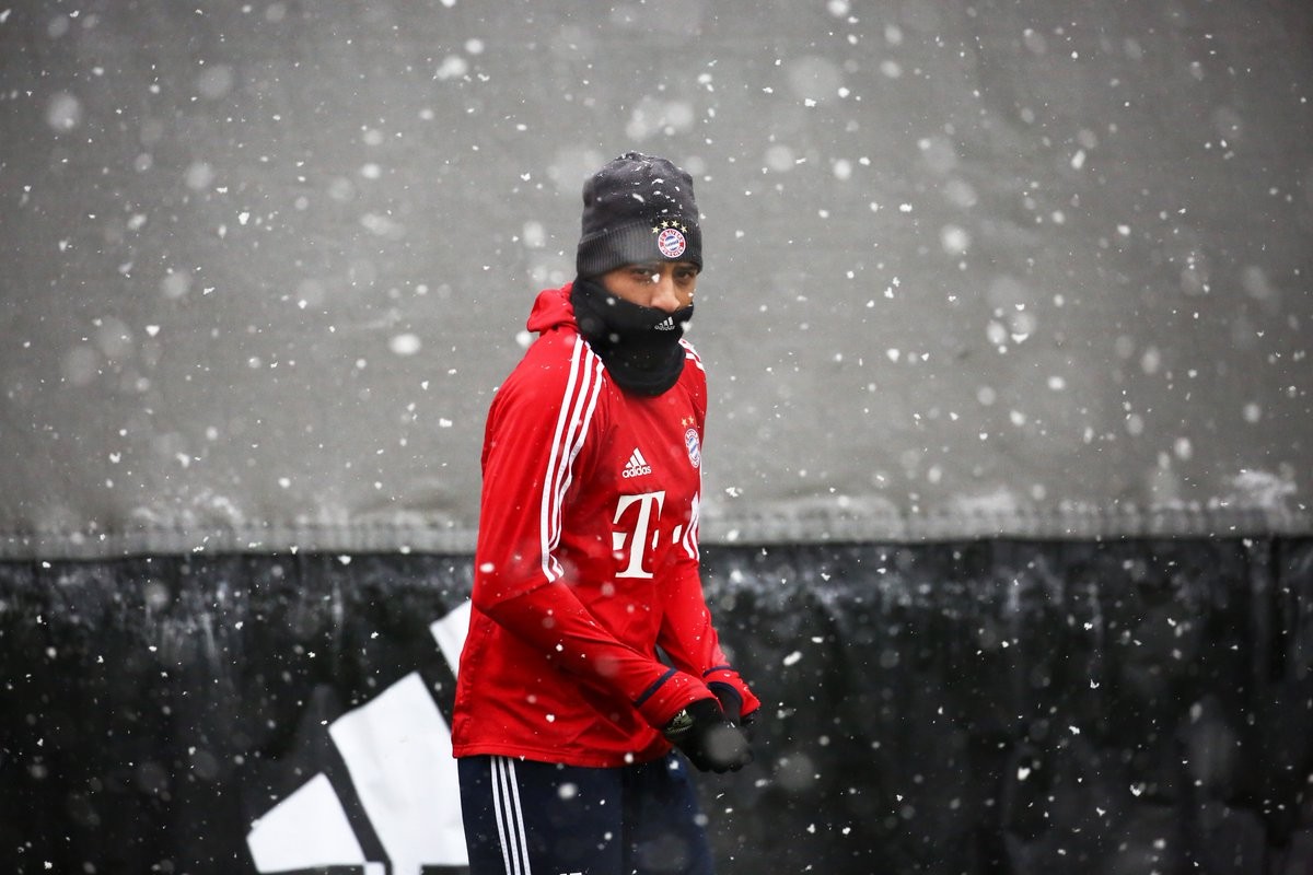 Tuyết rơi trắng xóa, sân tập Bayern Munich vẫn đón tin vui - Bóng Đá