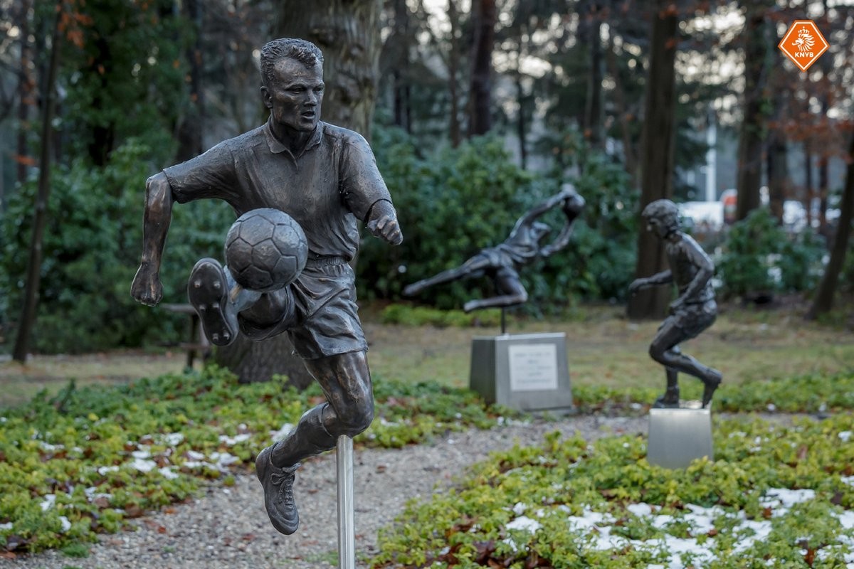 Dennis Bergkamp lần thứ hai được dựng tượng - Bóng Đá