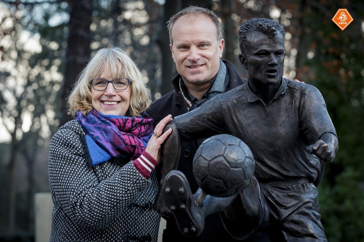 Dennis Bergkamp lần thứ hai được dựng tượng - Bóng Đá
