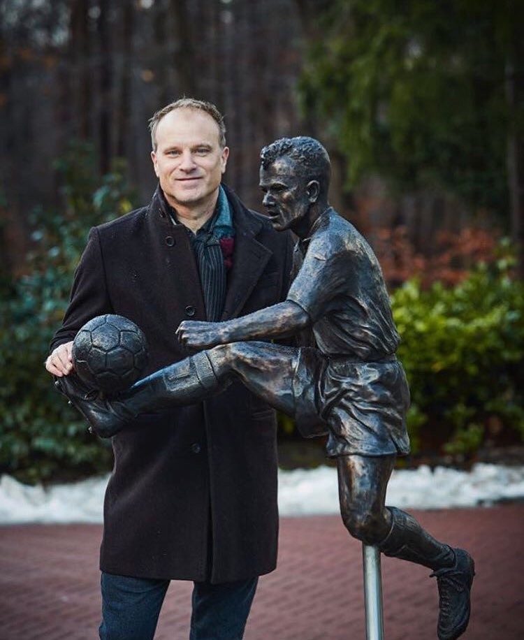 Dennis Bergkamp lần thứ hai được dựng tượng - Bóng Đá
