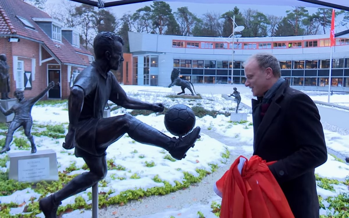 Dennis Bergkamp lần thứ hai được dựng tượng - Bóng Đá