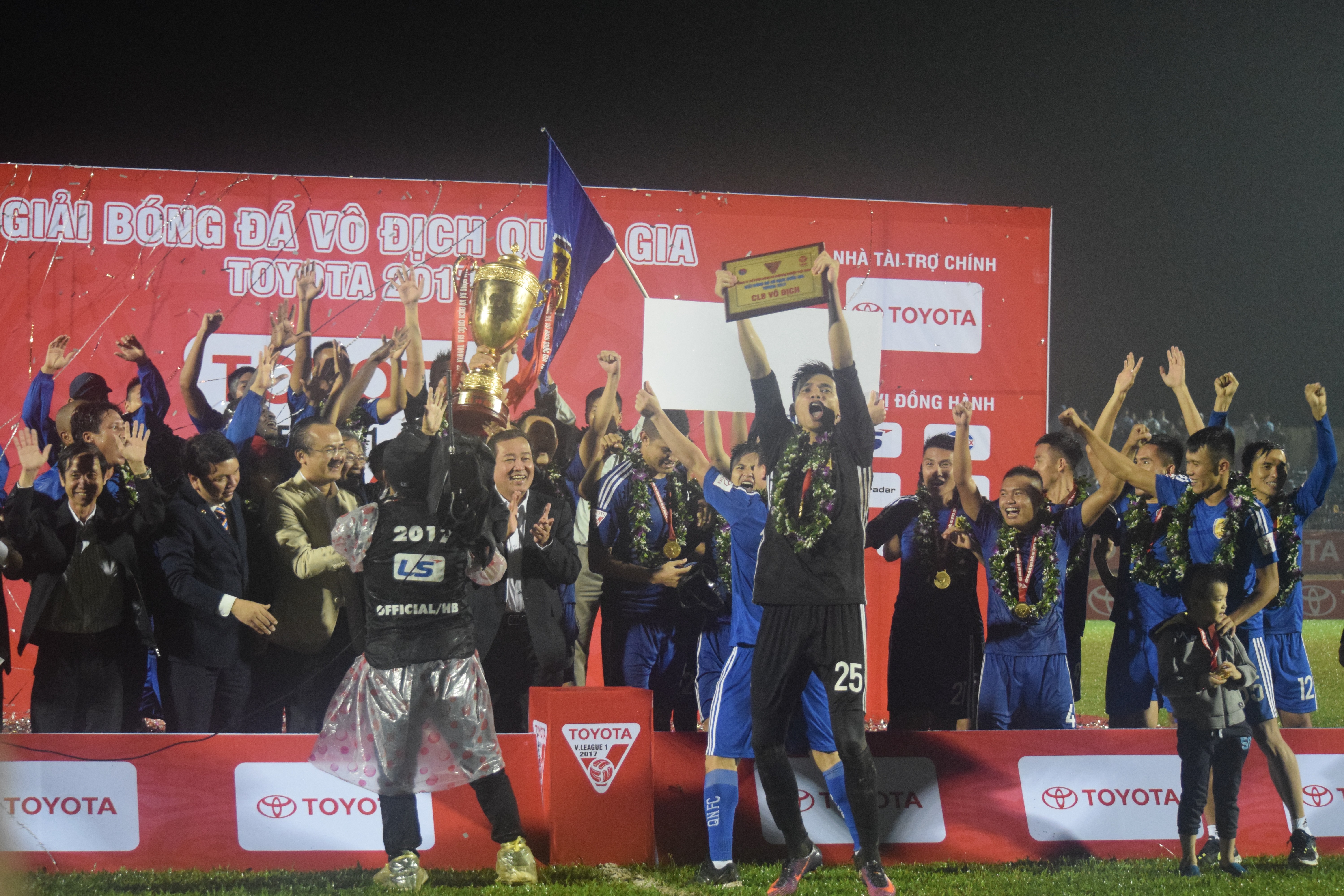 Thanh Trung tỏa sáng đưa Quảng Nam lên ngôi vô địch V-League - Bóng Đá
