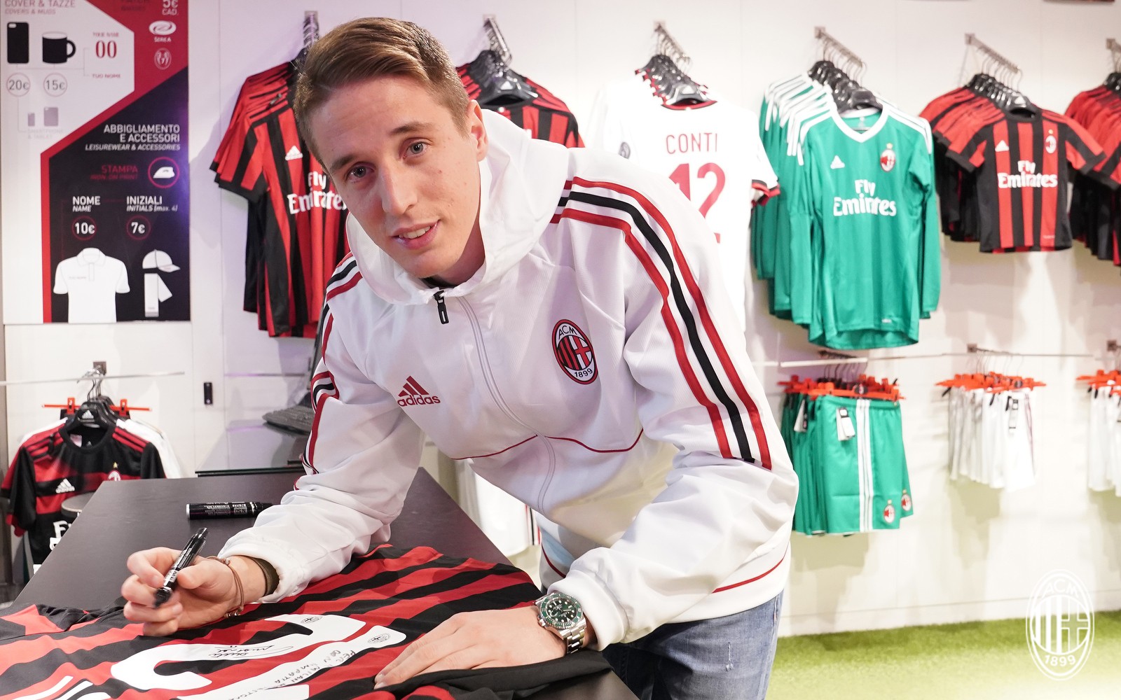 Đang chấn thương, tân binh Milan còn bị CĐV 'hành hạ' - Bóng Đá