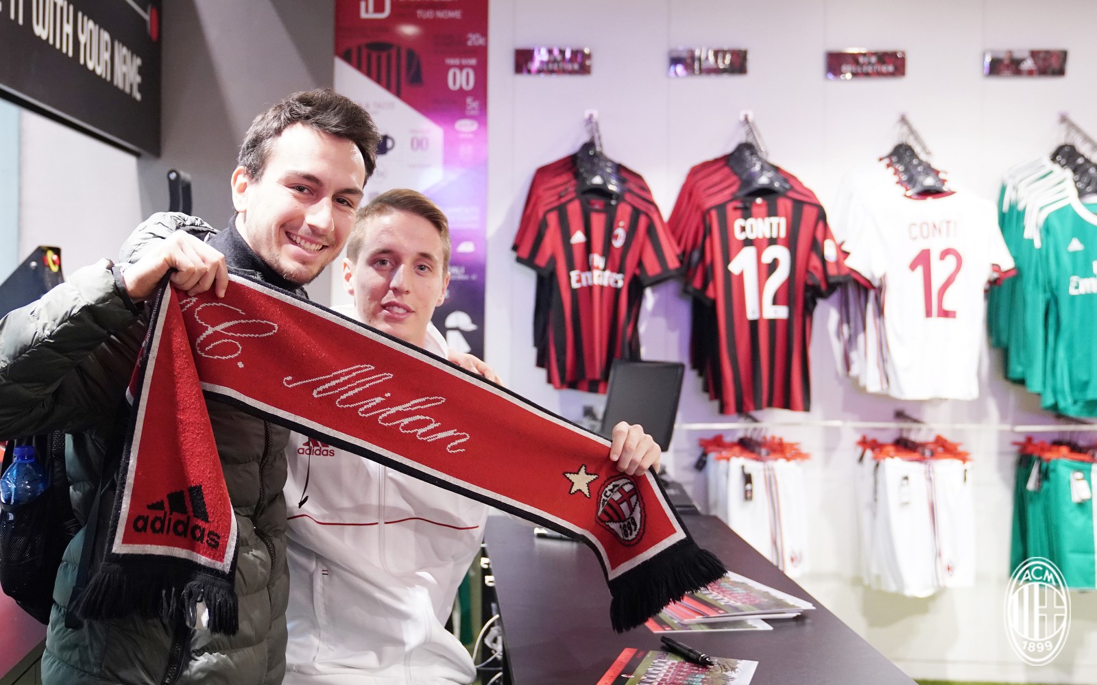 Đang chấn thương, tân binh Milan còn bị CĐV 'hành hạ' - Bóng Đá