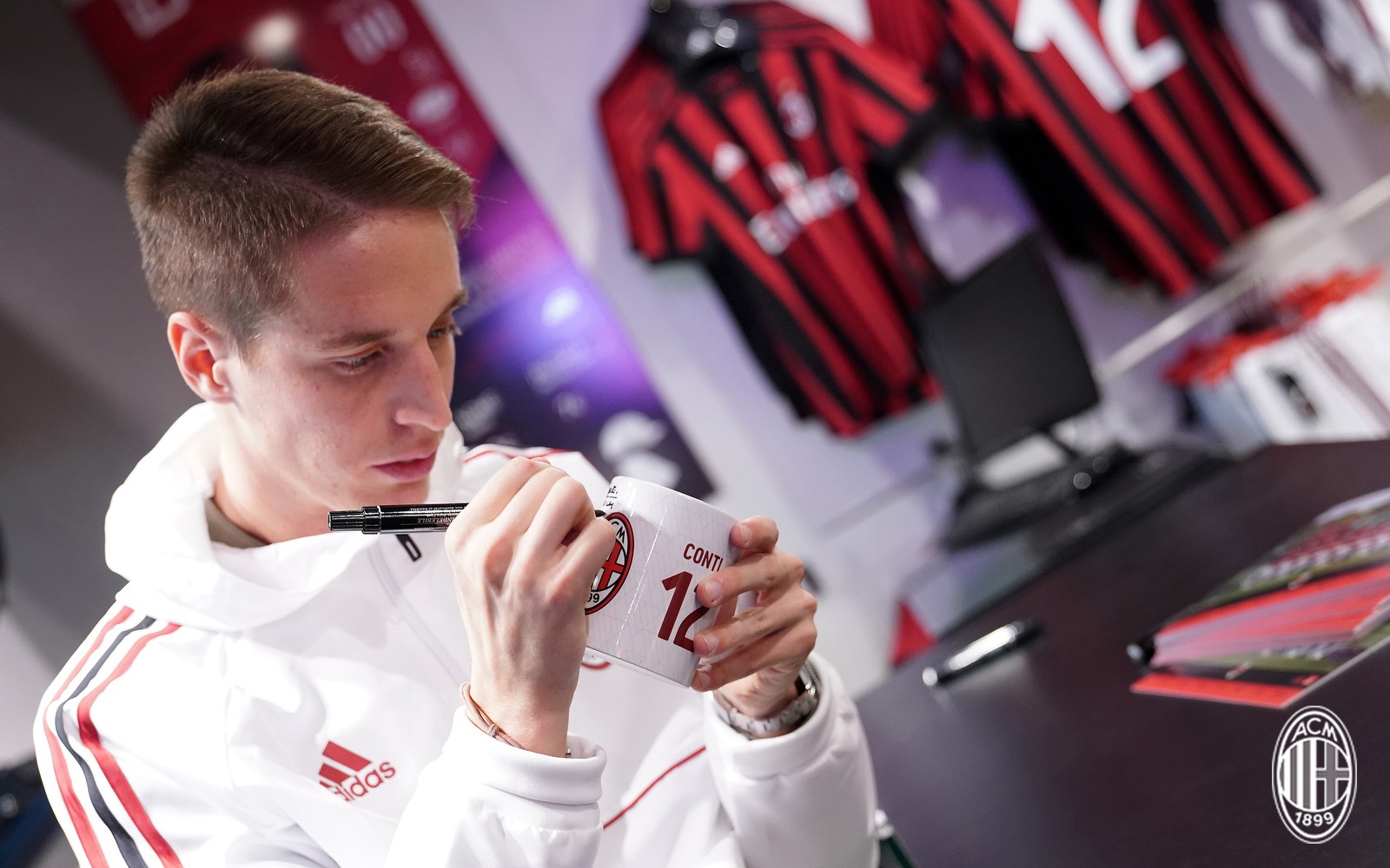 Đang chấn thương, tân binh Milan còn bị CĐV 'hành hạ' - Bóng Đá