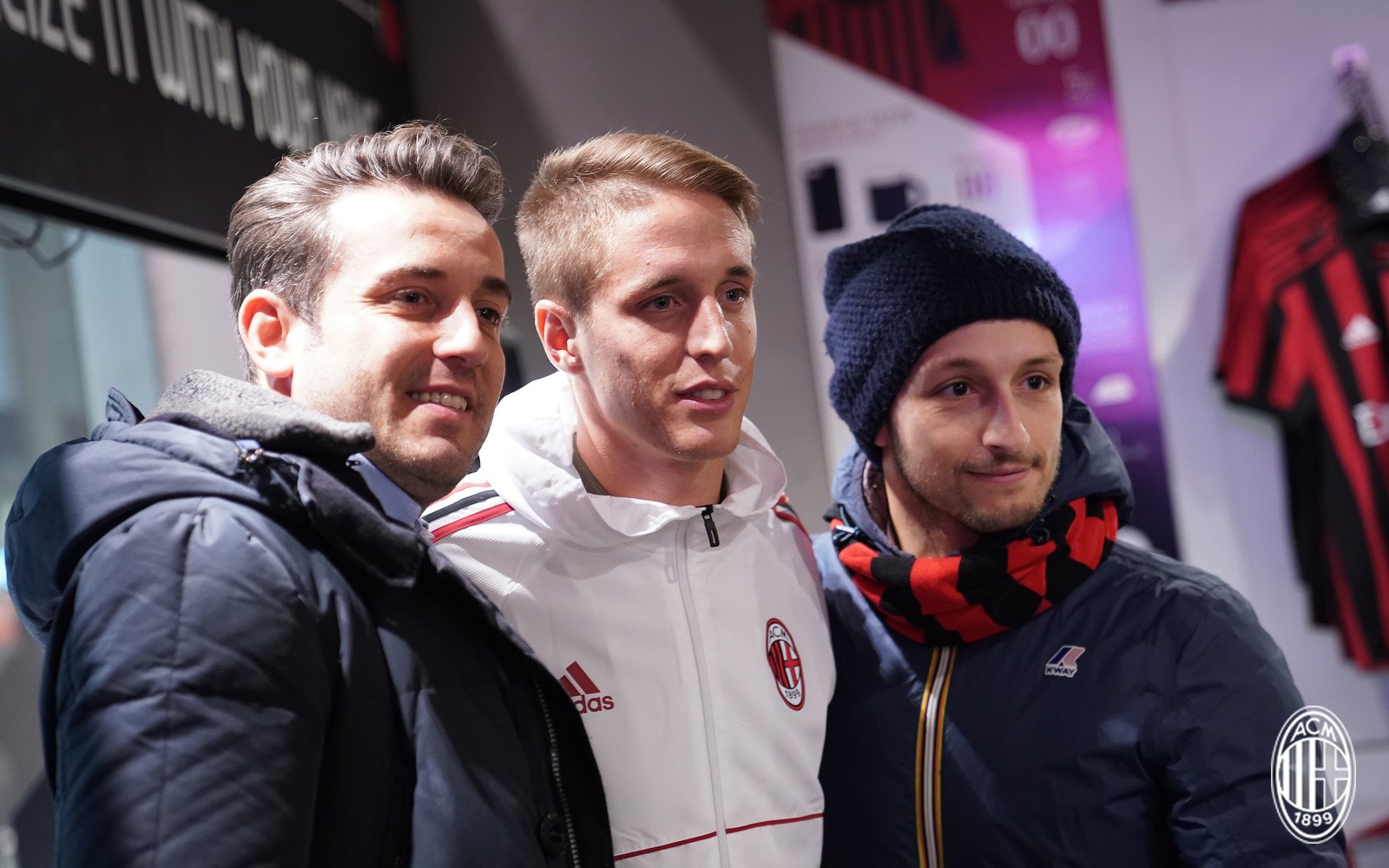 Đang chấn thương, tân binh Milan còn bị CĐV 'hành hạ' - Bóng Đá