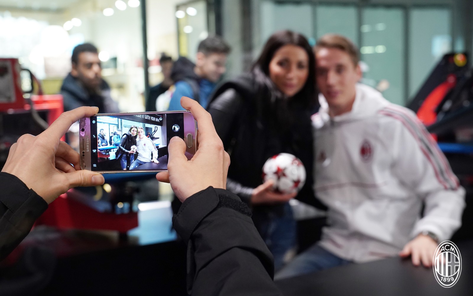 Đang chấn thương, tân binh Milan còn bị CĐV 'hành hạ' - Bóng Đá