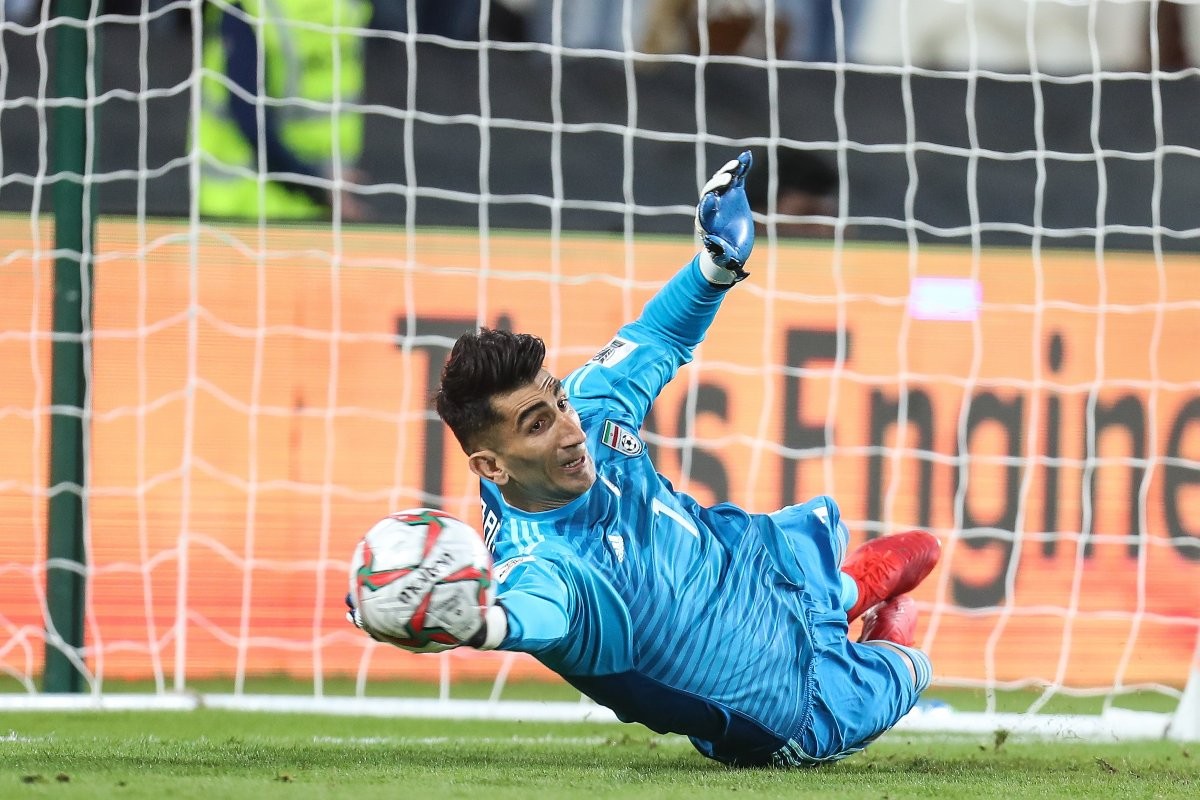 Biến đối thủ thành Ronaldo, Alireza Beiranvand đưa đội nhà vào tứ kết - Bóng Đá