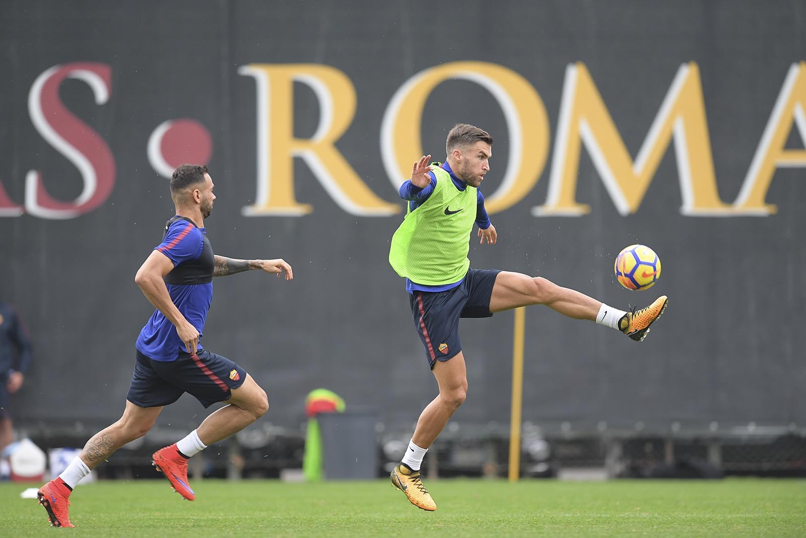 Roma tập luyện ở mặt sân như 'mặt ruộng' - Bóng Đá