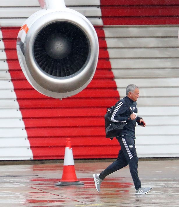 Mưa gió bão bùng trong ngày Man Utd hành quân tới Southampton - Bóng Đá