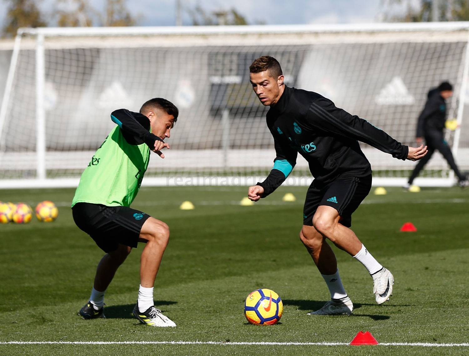 Chùm ảnh: Real Madrid tập luyện - Bóng Đá