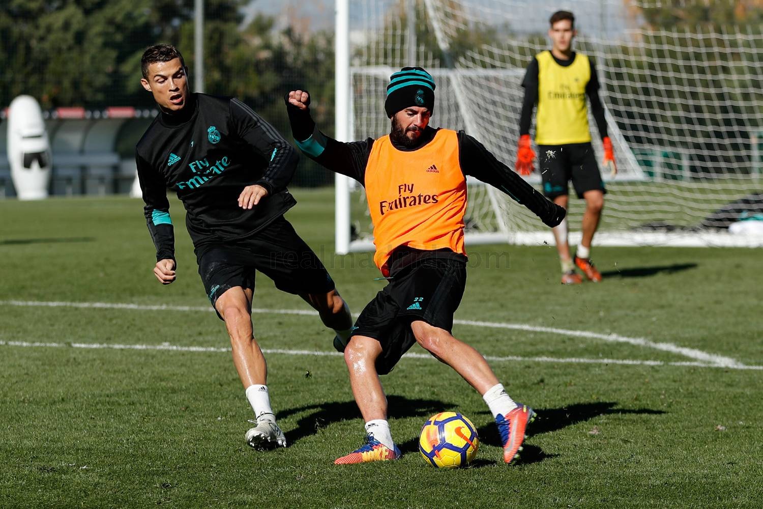 CHÙM ẢNH: Real Madrid đón dàn sao khủng trở lại tập luyện - Bóng Đá